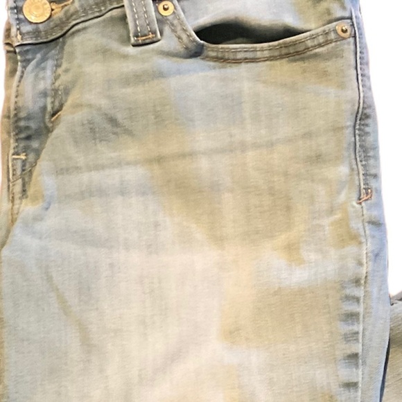 Woman's Levi's Shaping Capri Light Wash Classic Denim Jeans - Picture 5 of 17